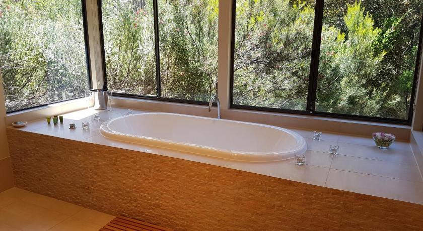 picture of bath in jarrah grove forest retreat
